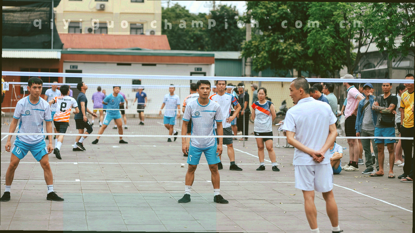 夜间球场灯光与抽象运动轨迹构成的品牌氛围图