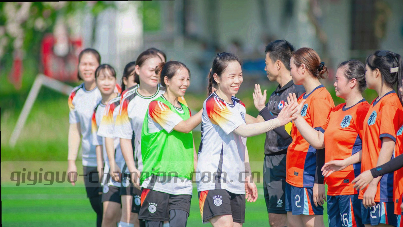 深色数据面板与问号光点构成的知识中心氛围图